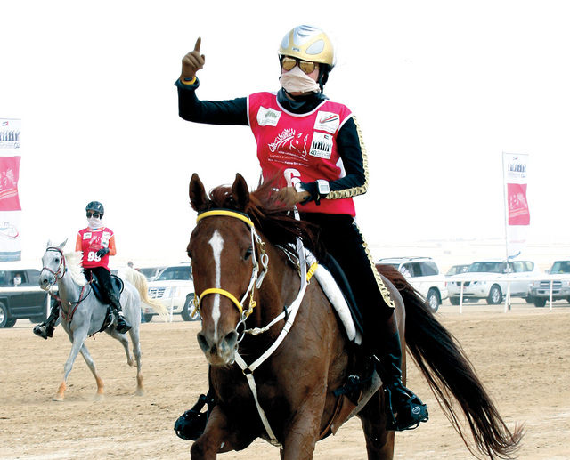 الصورة : الفارسة الاماراتية سارة الجابر بطلة السباق