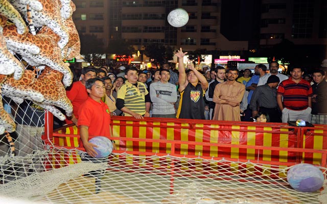 الصورة: منطقة الألعاب الترفيهية في شارع الرقة تجتذب الشبان والعائلات
