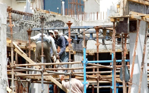 الصورة: الصورة: تراخي الرقابة على سوق «السكراب» يفاقم سرقات مواد البناء