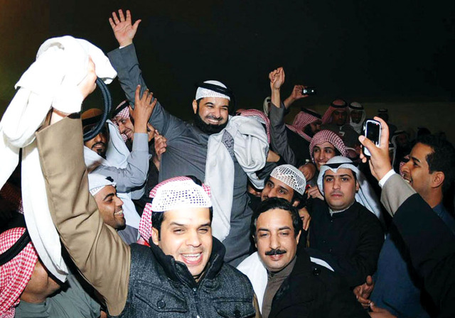 الصورة : النائب المعارض مبارك الوعلان (وسط) يحتفل بفوزه