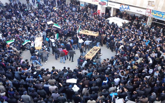 الصورة: جنازة جماعية في داريا التابعة لمحافظة ريف دمشق في 4 فبراير 2012. رويترز