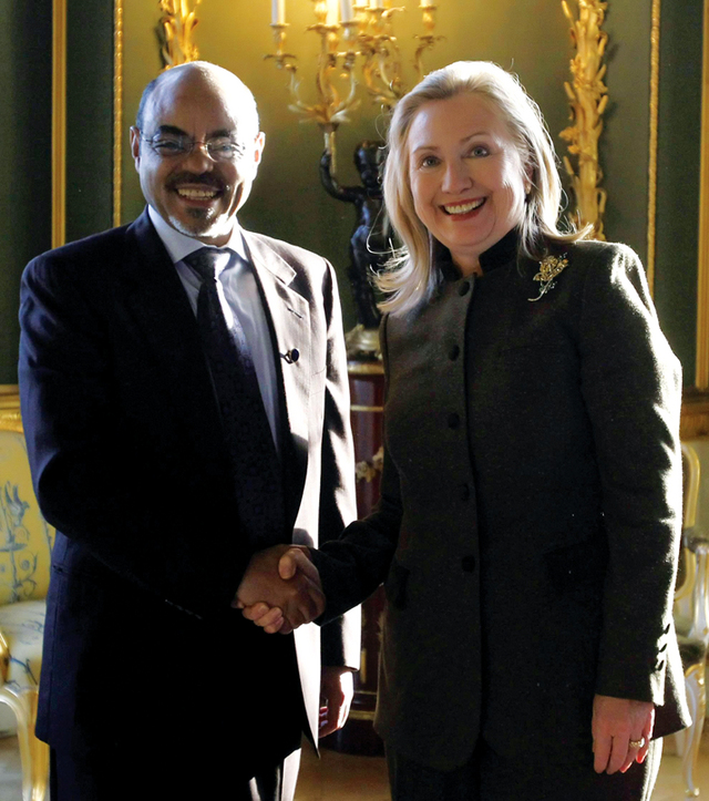 الصورة : كلينتون أثناء لقائها رئيس وزراء أثيوبيا على هامش مؤتمر لندن الدولي حول الصومال