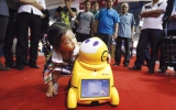 الصورة: الصورة: روبوتات ناطقة تلعب مع الأطفال