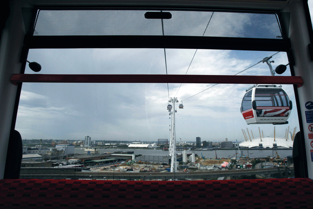 الصورة : منظر عام للندن مع التلفريك الذي بدأ نقل الركاب قبل ألعاب لندن الأولمبية لعام 2012