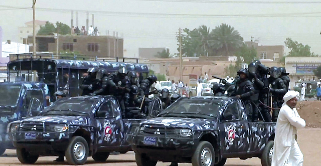 الصورة : الشرطة تترصد المتظاهرين في السودان