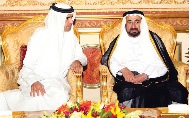 الصورة : حاكم الشارقة خلال استقبال سفير مملكة البحرين	 وام