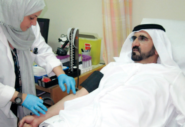 الصورة : محمد بن راشد خلال تبرعه بالدم لصالح مرضى الثلاسيميا 	 من المصدر