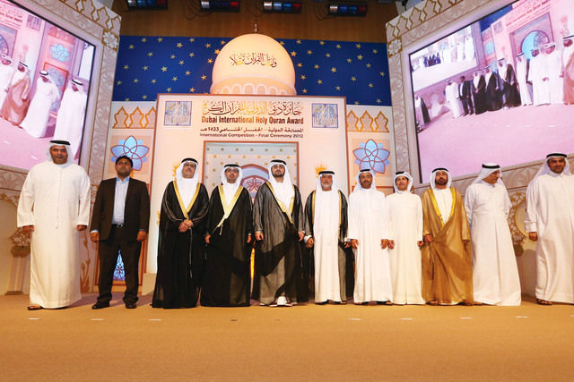 الصورة : مكتوم بن محمد في لقطة تذكارية مع الداعمين للجائزة والرعاه
