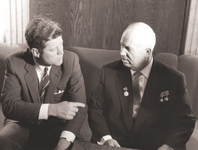 الصورة : الزعيمان السوفييتي خروتشوف والأميركي كنيدي
