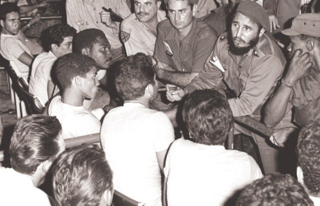 الصورة : كاسترو يقود الثورة الكوبية