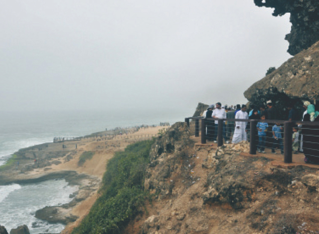 الصورة : عدد من السياح أمام منظر طبيعي رائع في «مسند»