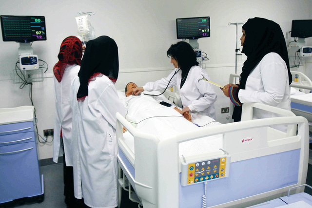 302 طالبة جدد في كلية فاطمة للعلوم الصحية - عبر الإمارات - تعليم - البيان
