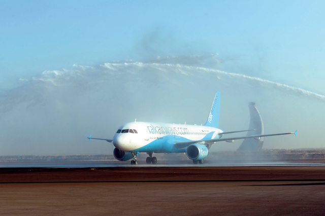 الصورة : طائرة شركة رأس الخيمة للطيران لدى وصولها إلى مطار أبوظبي	من المصدر