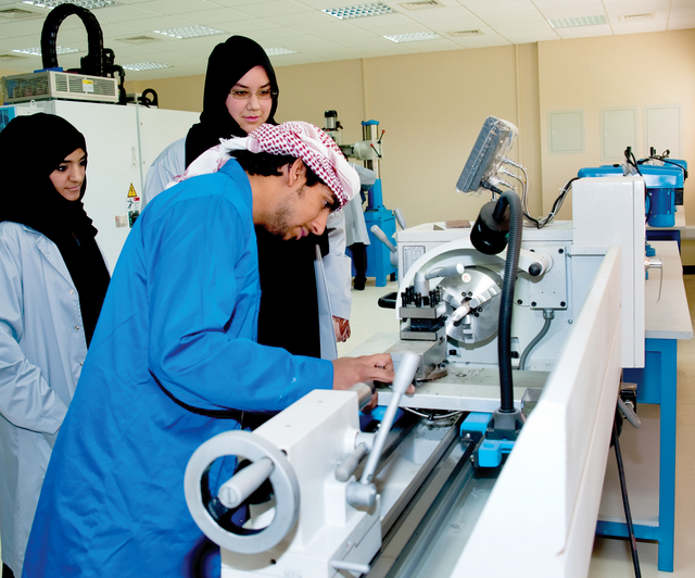 الصورة : الطلبة في المختبرات العلمية الحديثة لتخصص الهندسة الميكانيكية