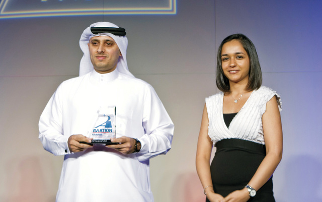 الصورة : علي انكيزة يحمل الجائزة ممثلا لمطارات دبي	البيان