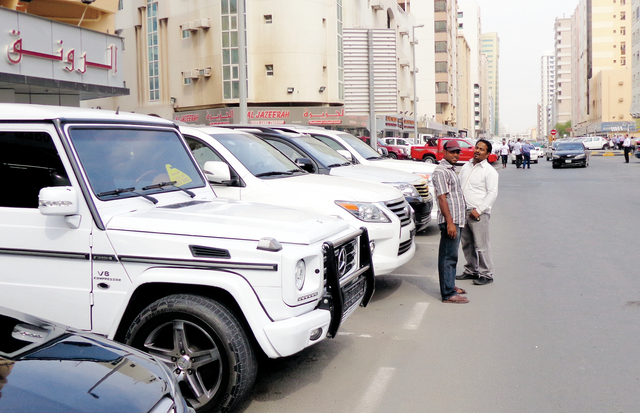 الصورة : معارض سوق السيارات المستعملة بمنطقة أبوشغارة في الشارقة  تصوير -خالد نوفل