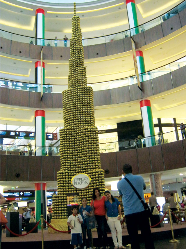 برج خليفة من الشوكولاتة في دبي مول فكر وفن شرق وغرب البيان