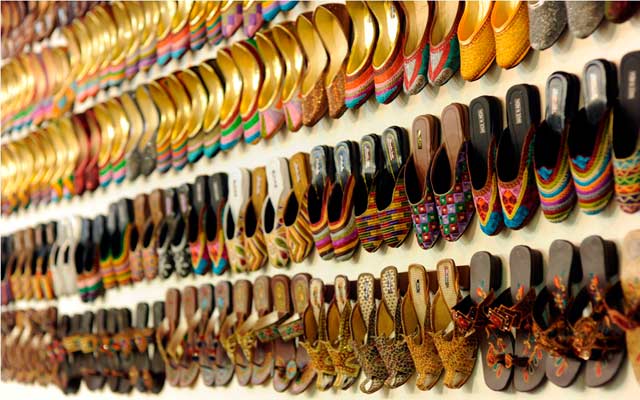 الصورة: احذية نسائية محاكة يديويا بعناية فائقة تعرض في الجناح الهندي والباكستاني