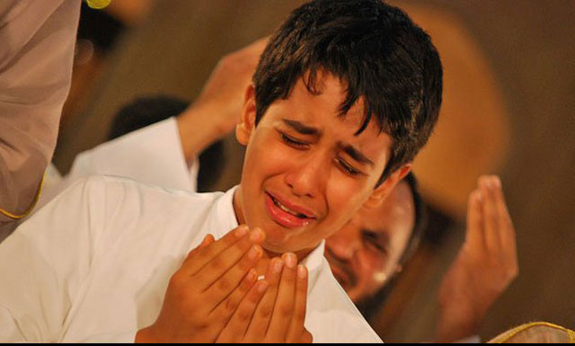 صورة طفل يصلي