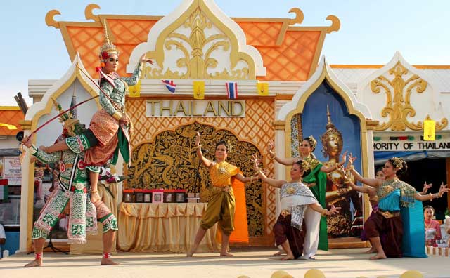 الصورة : فنانون يرتدون الزي التايلندي التقليدي يقدمون عرضا مبهرا على مسرح الجناح التايلندي في القرية العالمية يوميا، حيث يتميز الجناح بالعديد من المنتجات الاصلية من تايلند بالاضافة الى المساج التايلندي والماكولات الشهيرة.