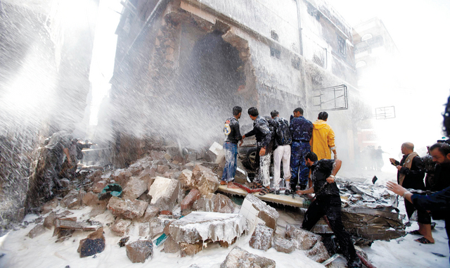 الصورة : آثار الدمار الهائل الذي ألحقته الطائرة المتحطمة بالمبنى شرق صنعاء 		آي.بي.ايه