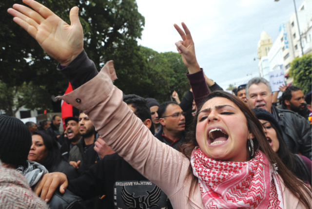 الصورة : احتجاج في تونس للمطالبة بمحاسبة قتلة المعارض البارز شكري بلعيد حيث أعلنت السلطات التعرف على القاتل	  إي.بي.أيه