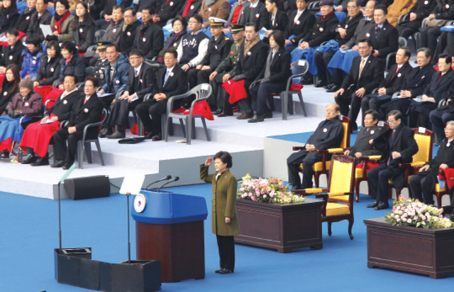 الصورة : بارك غون هيه في حفل تنصيبها كأول امرأة تصل إلى سدة الرئاسة في كوريا الجنوبية في تاريخ البلاد	جتّي