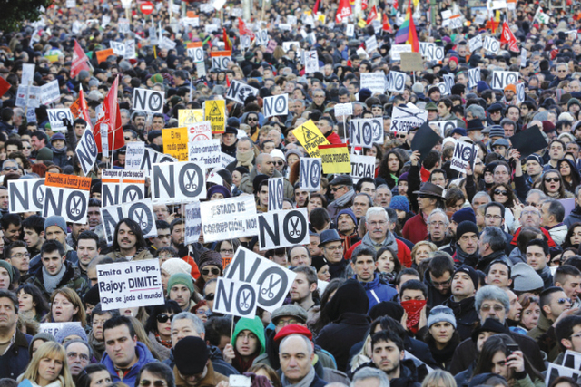 الصورة : عشرات الآلاف من الأسبان يتظاهرون في العاصمة مدريد ضد التقشف والفساد وسط أزمة مالية طاحنة تهدد أسبانيا 	                 أ.ف.ب