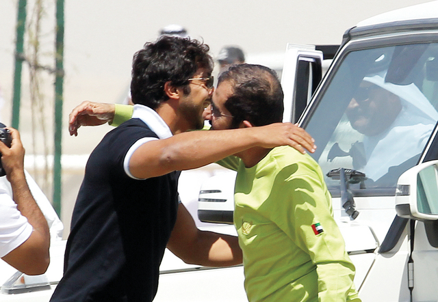 الصورة : محمد بن راشد يهنئ منصور بن زايد بفوز راشد البلوشي بكأس ولي عهد دبي