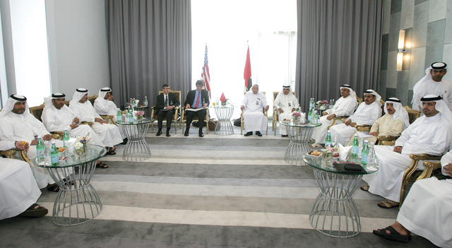 الصورة : أثناء مناقشة سبل تطوير العلاقات الاقتصادية بين الإمارات وأميركا 	 تصوير ــــ خالد نوفل