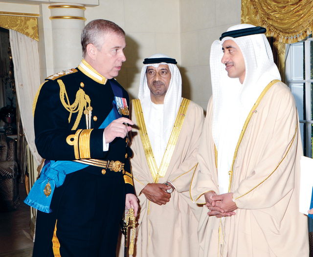 الصورة : عبدالله بن زايد واحمد بن سعيد ورئيس البرتوكول الملكي