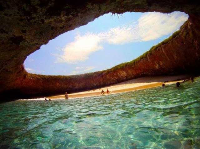 الشاطئ المخفي في جزر ماريتا المسمى ببحر الحب Image