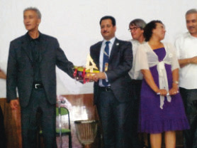 الصورة : العنزي يتسلم الجائزة من بدر الدويش 	من المصدر