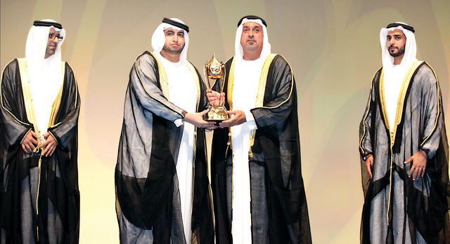 الصورة : سلطان بن خليفة يسلم جائزة حمدان بن راشد لنجله راشد بن حمدان 	وام