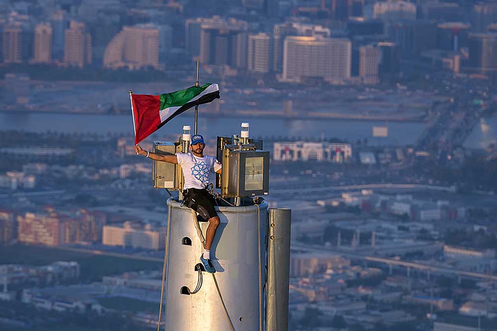 حمدان بن محمد يختار قمة أعلى بناء عالمي "برج خليفة" ليرفع علم الإمارات