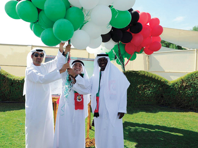 الصورة : د. أحمد الشريف ومارادونا وبن جونسون يطلقون البالونات الهوائية		من المصدر