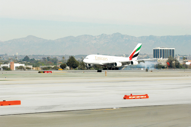 الصورة : الطائرة العملاقة خلال هبوطها في مطار لوس انجليس