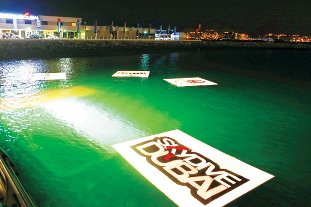 الصورة : علم الإمارات تحت الماء حطم الرقم القياسي    	   تصوير- عماد علاء الدين