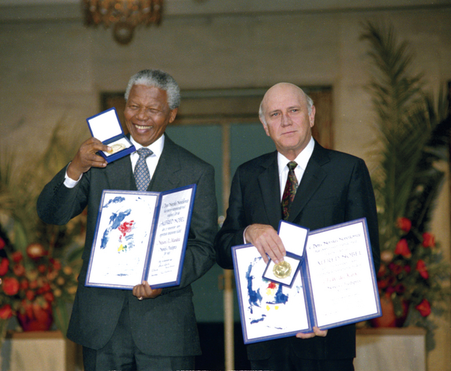 الصورة : .  يتوج بجائزة نوبل للسلام بالمشاركة مع سلفه دي كليرك في 1993 اي.بي.ايه