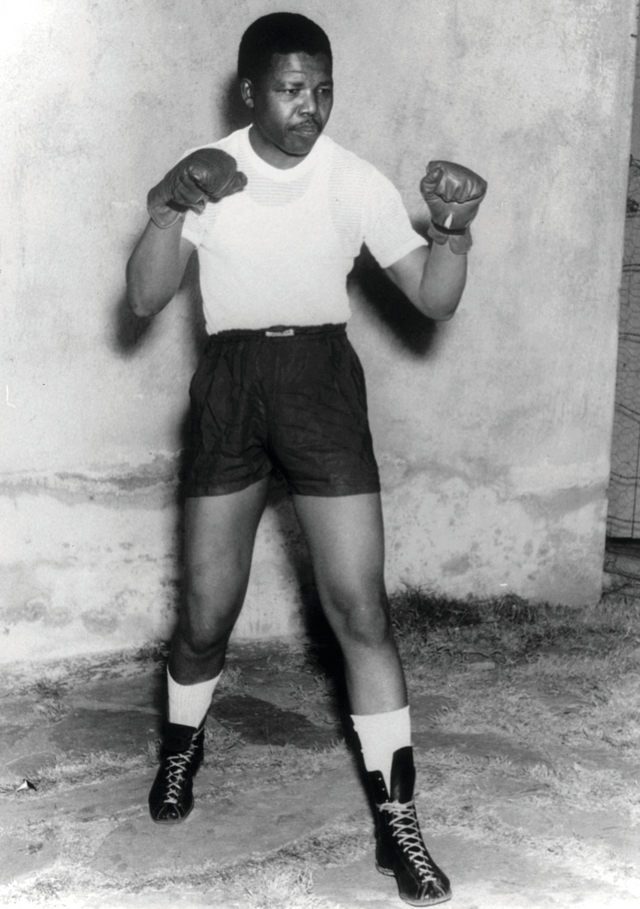الصورة : و في صورة التقطت العام 1950 مرتدياً ملابس الملاكمين جتي.