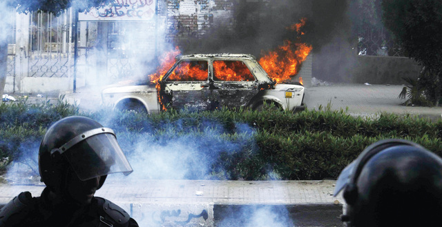 الصورة : مركبة مشتعلة أمام جامعة الأزهر بفعل إرهاب الإخوان            	  أ.ف.ب