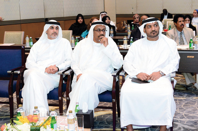 الصورة : محمد عبدالله عمر وعدد من المسؤولين خلال المؤتمر البيان