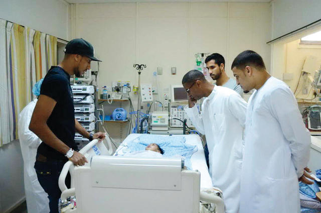 الصورة : لاعبو النصر خلال زيارة ابنة حسن أمين بمستشفى دبي      	    من المصدر
