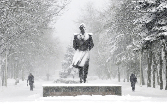 الصورة : ثلوج تغطي ساحة النصب التذكاري لشاعر في ستافروبول الروسية أ.ف.ب