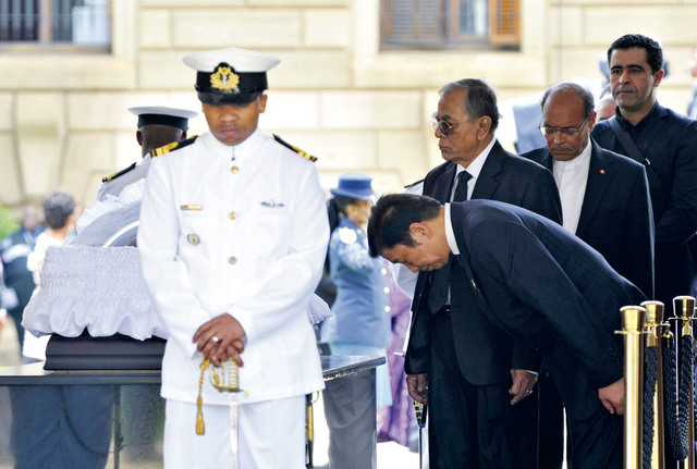 الصورة : نائب الرئيس الصيني ينحني عند إلقائه نظرة الوداع على مانديلا في بريتورياأ.ف.ب