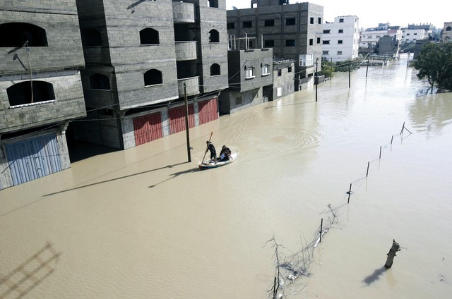 الصورة : شوارع غزة تحولت أنهاراً   	 أ.ب