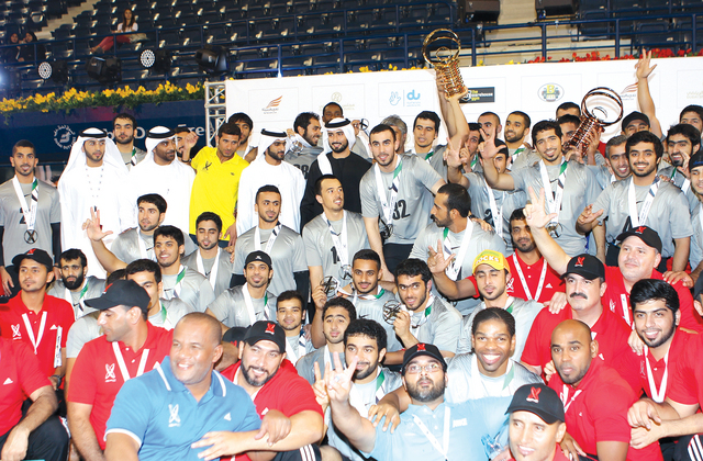 الصورة : ماجد بن محمد يتوسط الفائزين وحكام البطولة 	  البيان
