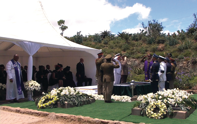 الصورة : جانب من مراسم دفن مانديلا في مسقط رأسه كونو              أ.ف.ب