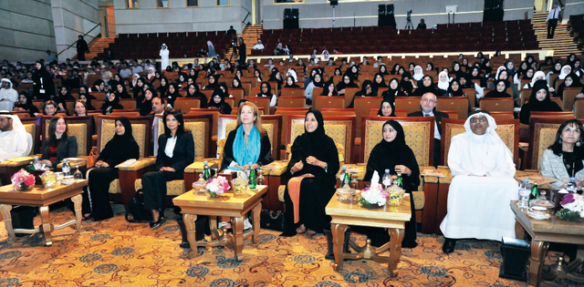 الصورة : الملكة نور وميثاء الشامسي ومريم الرميثي خلال الحفل  	من المصدر