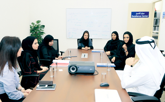 الصورة : المتدربون مع أعضاء اللجنة والمشرفين عليهم في مؤسسة دبي لمشاريع الطيران الهندسية  		البيان